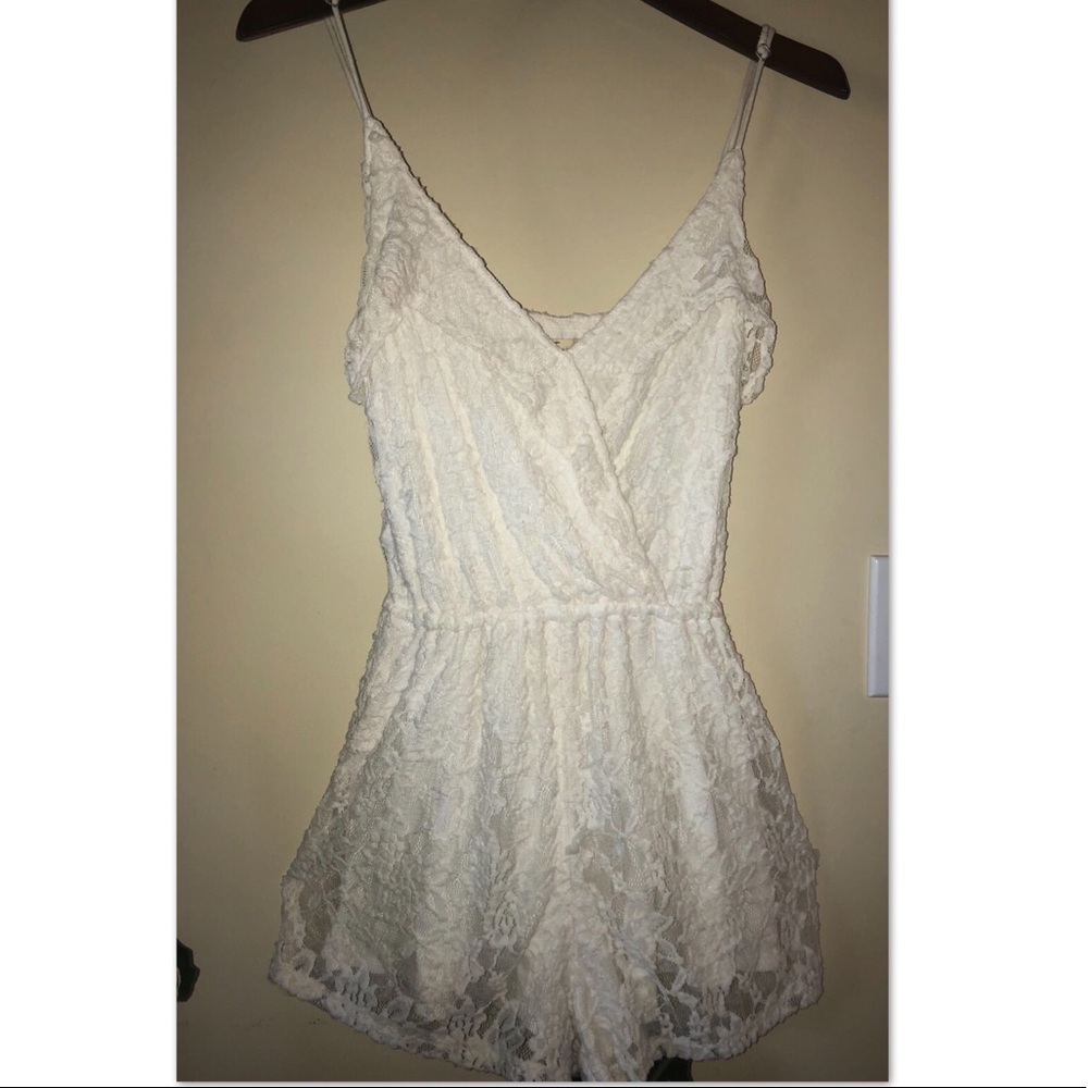 🌹✨ Hollister Lace Romper (Size S)